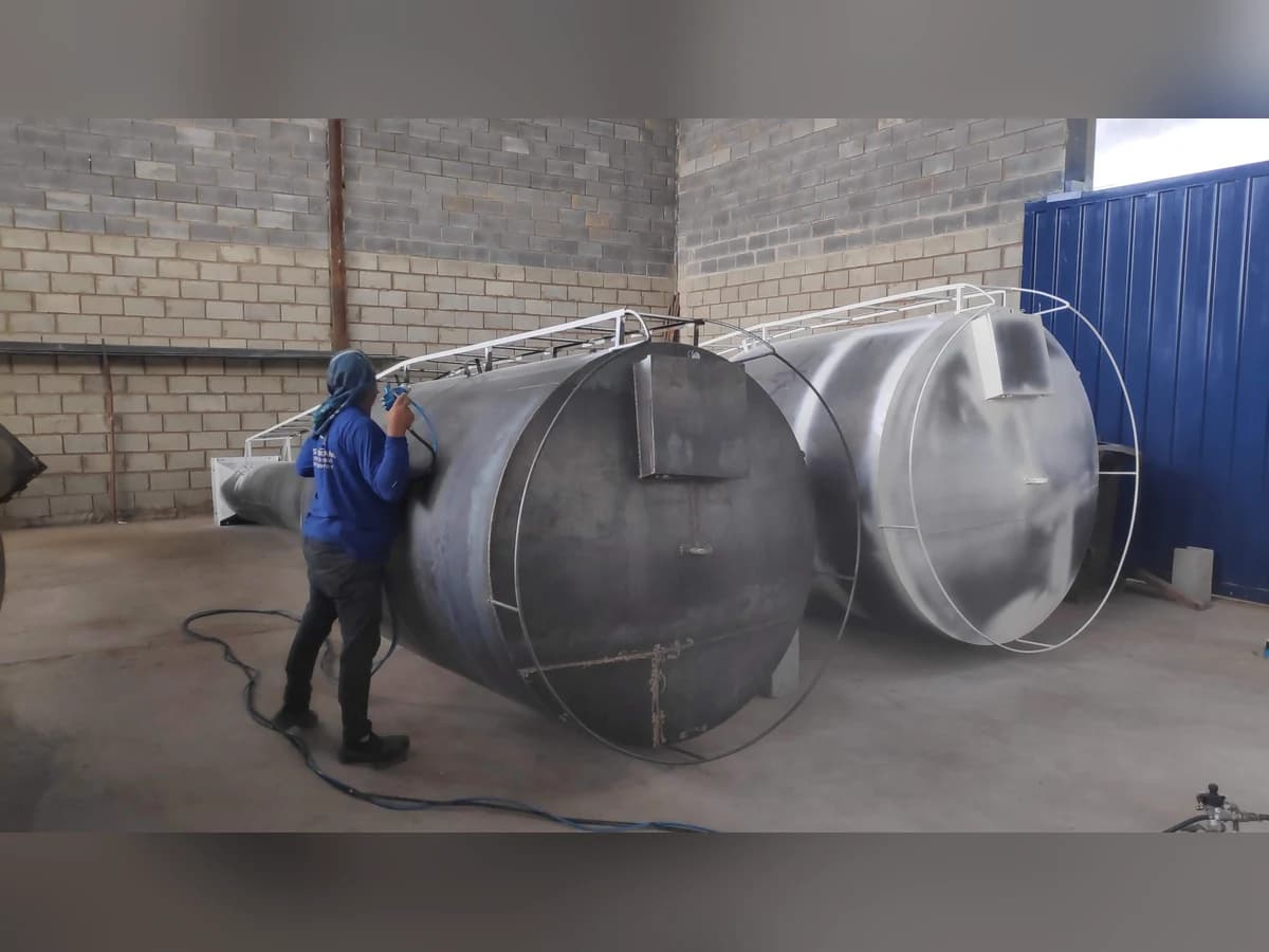 Processo de fabricação e preparação de reservatórios metálicos na planta industrial da MaisForte em Luziânia, Goiás